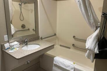 هتل Stay Suites Formerly Known As Days Inn & Suites By Wyndham La Crosse Onalaska
