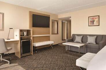 هتل Wyndham Garden Conference Center Champaign/urbana