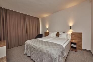 Riviera By Queens Hotel And Resort