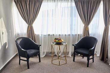 Riviera By Queens Hotel And Resort