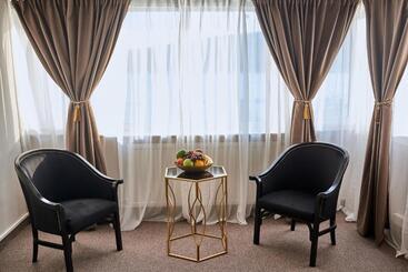Riviera By Queens Hotel And Resort