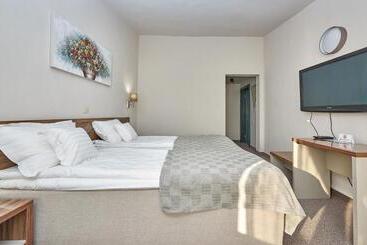 Riviera By Queens Hotel And Resort