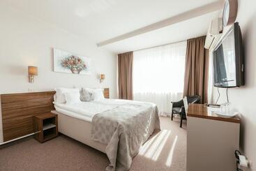 Riviera By Queens Hotel And Resort