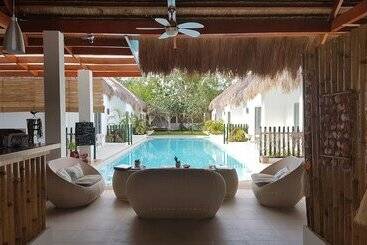 هتل Alona Beach Side Inn