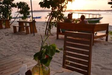 تختخواب و صبحانه Salili Bungalow