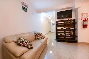 Del Paseo   Hostel