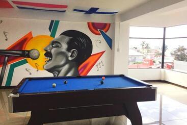 Del Paseo   Hostel