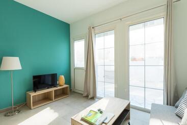 Local Hostel & Suites
