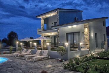 Theros Villas & Suites