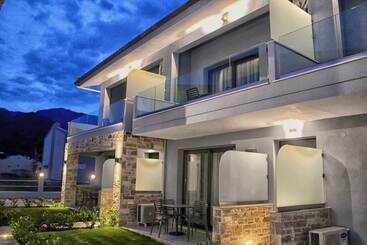 Theros Villas & Suites