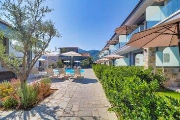 Theros Villas & Suites