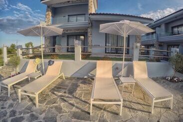 Theros Villas & Suites