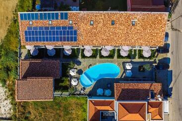 Theros Villas & Suites