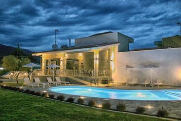 Theros Villas & Suites