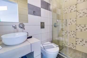 Theros Villas & Suites