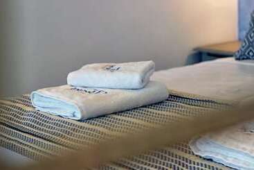 Theros Villas & Suites