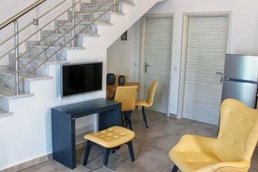 Theros Villas & Suites