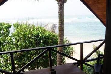 هتل Turtle Bay Beach Resort