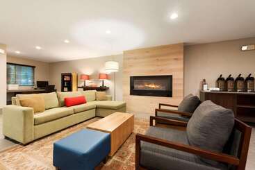 هتل Country Inn & Suites By Radisson, Cedar Rapids Airport, Ia