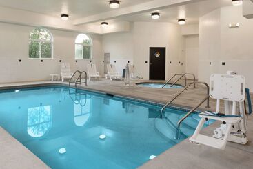 هتل Country Inn & Suites By Radisson, Cedar Rapids Airport, Ia