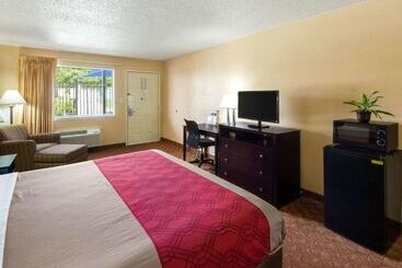 ホテル Econo Lodge Inn & Suites Downtown Northeast Near Fort Sam Houston