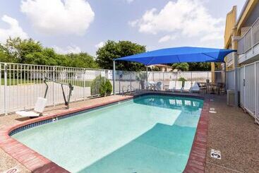 ホテル Econo Lodge Inn & Suites Downtown Northeast Near Fort Sam Houston