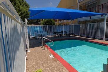ホテル Econo Lodge Inn & Suites Downtown Northeast Near Fort Sam Houston