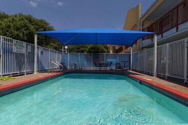 ホテル Econo Lodge Inn & Suites Downtown Northeast Near Fort Sam Houston