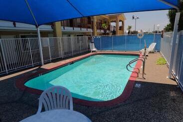 ホテル Econo Lodge Inn & Suites Downtown Northeast Near Fort Sam Houston