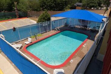 ホテル Econo Lodge Inn & Suites Downtown Northeast Near Fort Sam Houston
