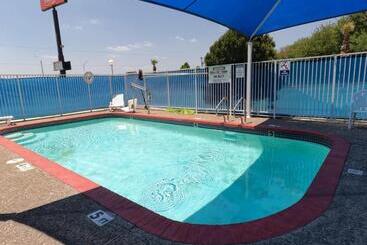 ホテル Econo Lodge Inn & Suites Downtown Northeast Near Fort Sam Houston