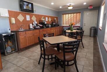ホテル Econo Lodge Inn & Suites Downtown Northeast Near Fort Sam Houston