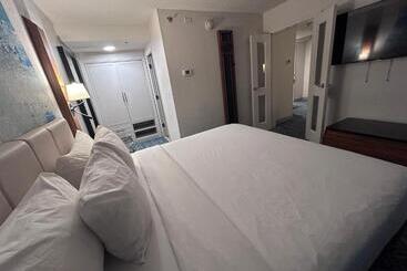 هتل Fort Pontchartrain Detroit, A Wyndham