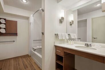 هتل Homewood Suites By Hilton Kansas Cityairport