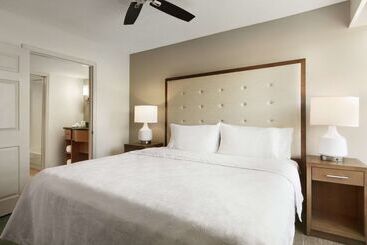 هتل Homewood Suites By Hilton Kansas Cityairport