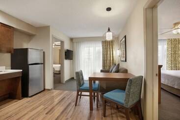 هتل Homewood Suites By Hilton Kansas Cityairport