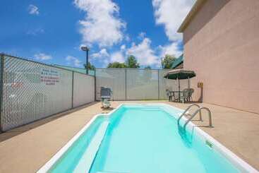 هتل Howard Johnson By Wyndham Beckley