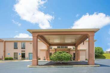 هتل Howard Johnson By Wyndham Beckley