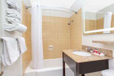 هتل Howard Johnson By Wyndham Colorado Springs
