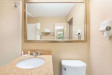 هتل Howard Johnson By Wyndham Historic Lake Charles