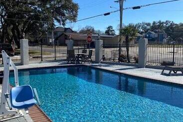 هتل Howard Johnson By Wyndham Historic Lake Charles