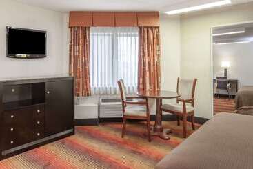 هتل Howard Johnson  By Wyndham Newark Airport