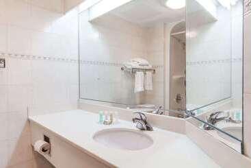 هتل Howard Johnson  By Wyndham Newark Airport
