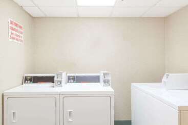 هتل Howard Johnson By Wyndham Newark Airport