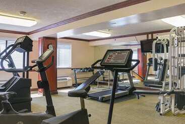 هتل Quality Inn & Suites Detroit Metro Airport