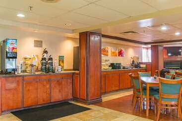 هتل Quality Inn & Suites Detroit Metro Airport