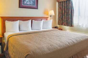 هتل Quality Inn & Suites Detroit Metro Airport