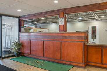 هتل Quality Inn & Suites Detroit Metro Airport