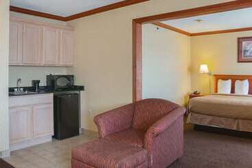 هتل Quality Inn & Suites Detroit Metro Airport