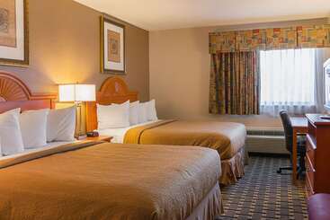 هتل Quality Inn & Suites Detroit Metro Airport
